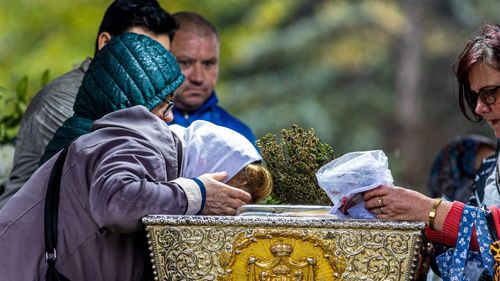 17.000 de oameni aşteaptă la o coadă de câţiva kilometri în Iași ca să se închine la moaştele Sfintei Parascheva