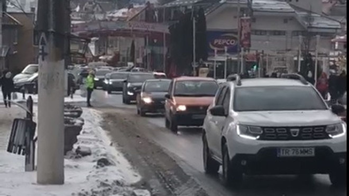 VIDEO A patra zi de trafic aglomerat pe Valea Prahovei, unde maşinile au circulat în coloană de câțiva kilometri