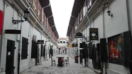 Hanul cu Tei, berăria lui Ilie Dumitrescu din centrul vechi al Bucureștiului, unde revoluţionarii bulgari din secolul XIX au fost întotdeauna bineveniţi / A fost construit de doi bulgari care au fugit de războiul ruso-turc din 1806-1812