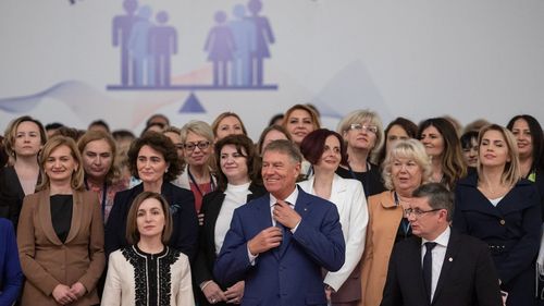 Președintele Iohannis despre egalitatea de gen, când în guvern sunt doar două femei: Femeile ucrainene au demonstrat mult curaj și o forță incredibilă în această perioadă / Maia Sandu: În Parlamentul Republicii Moldova, 40% din deputați sunt femei, iar 22% din primarii noștri sunt femei