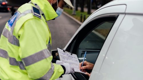Un șofer beat și cu permisul suspendat, reținut de polițiști, după ce a condus un vehicul în care se aflau 7 copii, printre care și un bebeluș