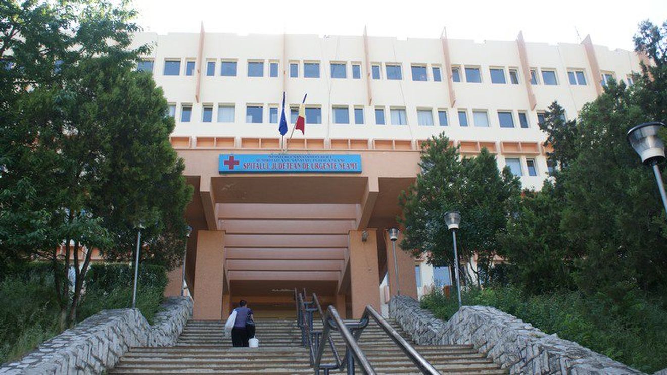 ISU Neamţ a montat două corturi în curtea Spitalului Judeţean de Urgenţă Piatra Neamţ, pentru a putea fi preluat numărul mare de pacienţi cu COVID