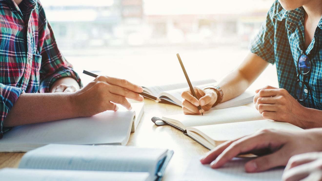 Bursele pentru studenți în anul universitar 2025-2026: minimum 925 lei bursa socială, 2.165 lei bursa pentru masterat didactic și 3.700 lei bursa de doctorat – proiect