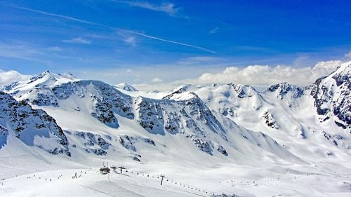 Top 3 cele mai scumpe și cele mai ieftine stațiuni de schi din Europa: În Obergurgl-Hochgurgl te costă 284 de euro pe zi, cazare și skipass / Puțin peste 50 de euro costă cel mai puțin, într-un resort din Franța