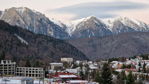Mii de turişti petrec minivacanţa de 1 Mai pe Valea Prahovei. Cele mai căutate sunt hotelurile cu piscină încălzită şi SPA