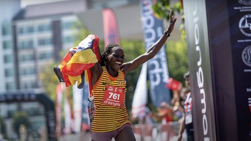 Maratonista olimpică Rebecca Cheptegei, incendiată de partenerul ei, a fost înmormântată cu onoruri militare în Uganda / Fetiţele ei nu ştiu încă de moartea mamei lor
