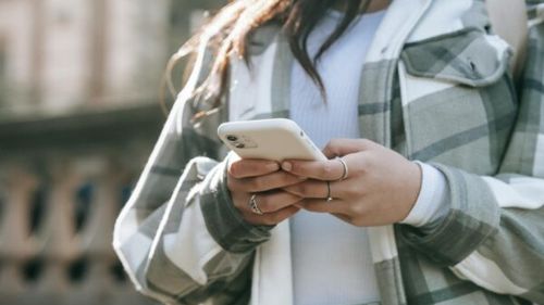Adolescentă din Vrancea, amendată cu 1.000 de lei după un apel fals la 112 / Fata a spus că a urmat un trend de pe o reţea socială