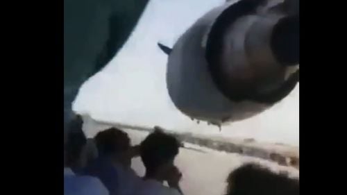 VIDEO Afganii care s-au agăţat de un avion militar american s-au filmat stând liniştiţi pe aeronava în mişcare