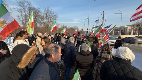 FOTO VIDEO Protest al iranienilor din România la ambasada SUA din București / Îi cer lui Donald Trump să intervină: „Zeci de milioane de iranieni vă rostesc numele în casele lor”