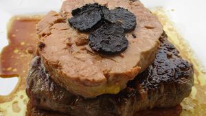 VIDEO Ce am mâncat bun în vacanță:  Filet de bœuf Chateaubriand façon Rossini / Combinația perfectă: vită, foie gras și sos de trufe / Un clasic franțuzesc