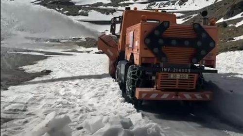 VIDEO Transfăgărășanul se pregătește de vară / Drumarii au început curățarea șoselei spre Bâlea Lac