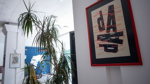 GALERIE FOTO Expoziție cu afișe legate de mișcarea DADA, la Universitatea Româno-Americană/ Scopul, de a „aduce arta în educație”