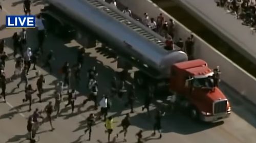 Șoferul unui camion care a forțat trecerea printre manifestanții din Minneapolis a fost arestat