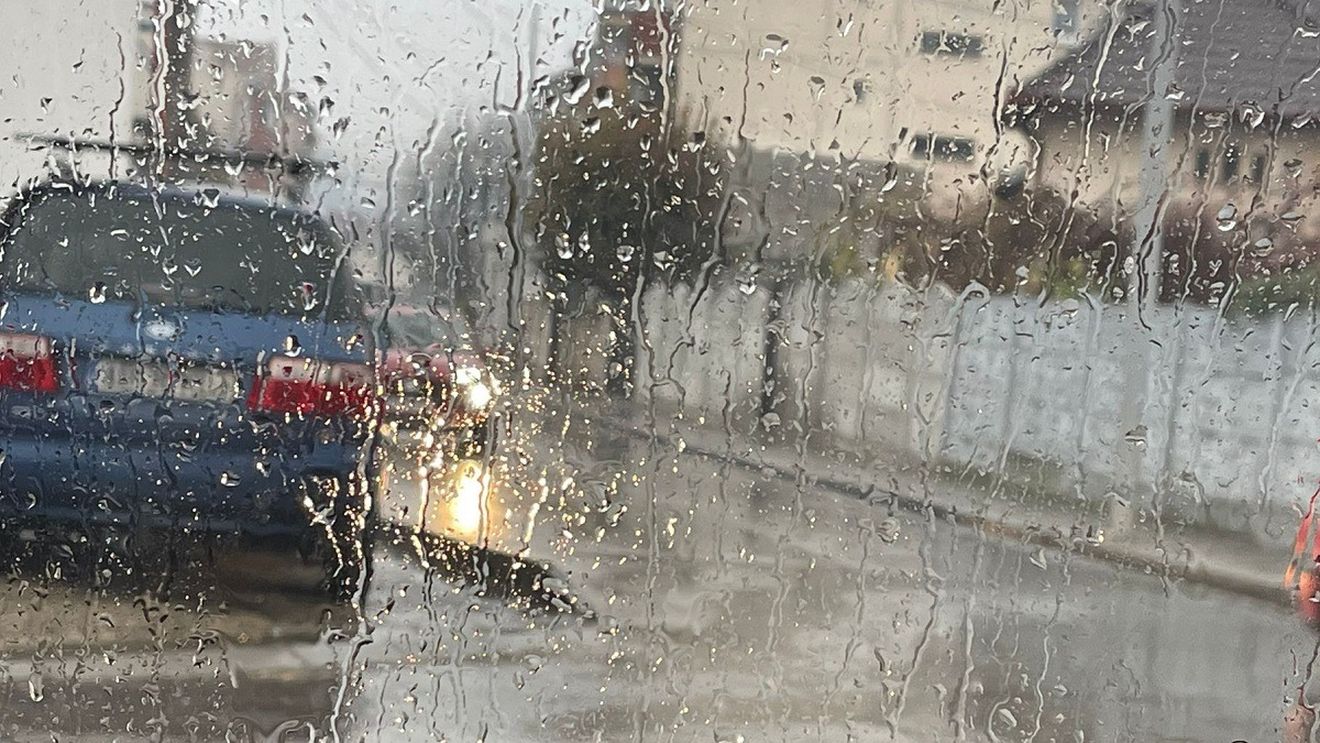 Cod galben de ploi abundente şi vânt puternic, în opt judeţe / În  unele zone va cădea grindină