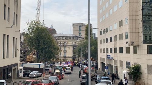 Accident în București: o macara a căzut pe o mașină în mers în centrul orașului