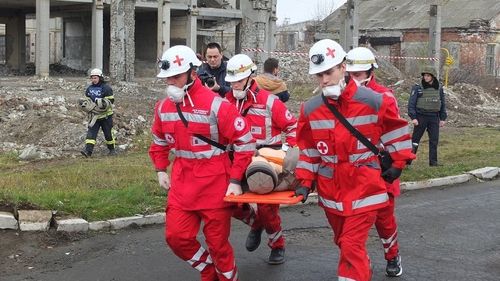 Crucea Roșie își întrerupe operațiunile în Ucraina din motive de securitate