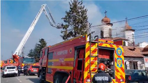 VIDEO Incendiu la o biserică monument-istoric din Prahova, izbucnit în timpul slujbei de duminică / Traficul este restricționat