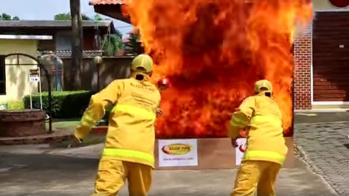 VIDEO Nicușor Dan anunţă achiziţionarea a peste 3.700 de bile extinctoare pentru cele 19 spitale din subordinea instituţiei/ Bilele se autoactivează în contact cu flacăra deschisă şi sting focul