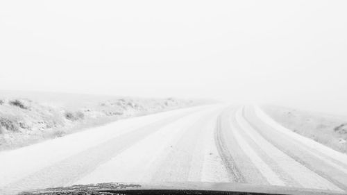 A nins pe Transalpina. Strat de zăpadă de 5 cm la peste 1.900 m altitudine