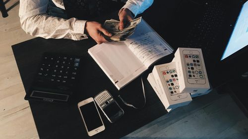 Cea mai dificilă parte a vieții de miliardar în California: să demonstrezi că ai plecat cu adevărat