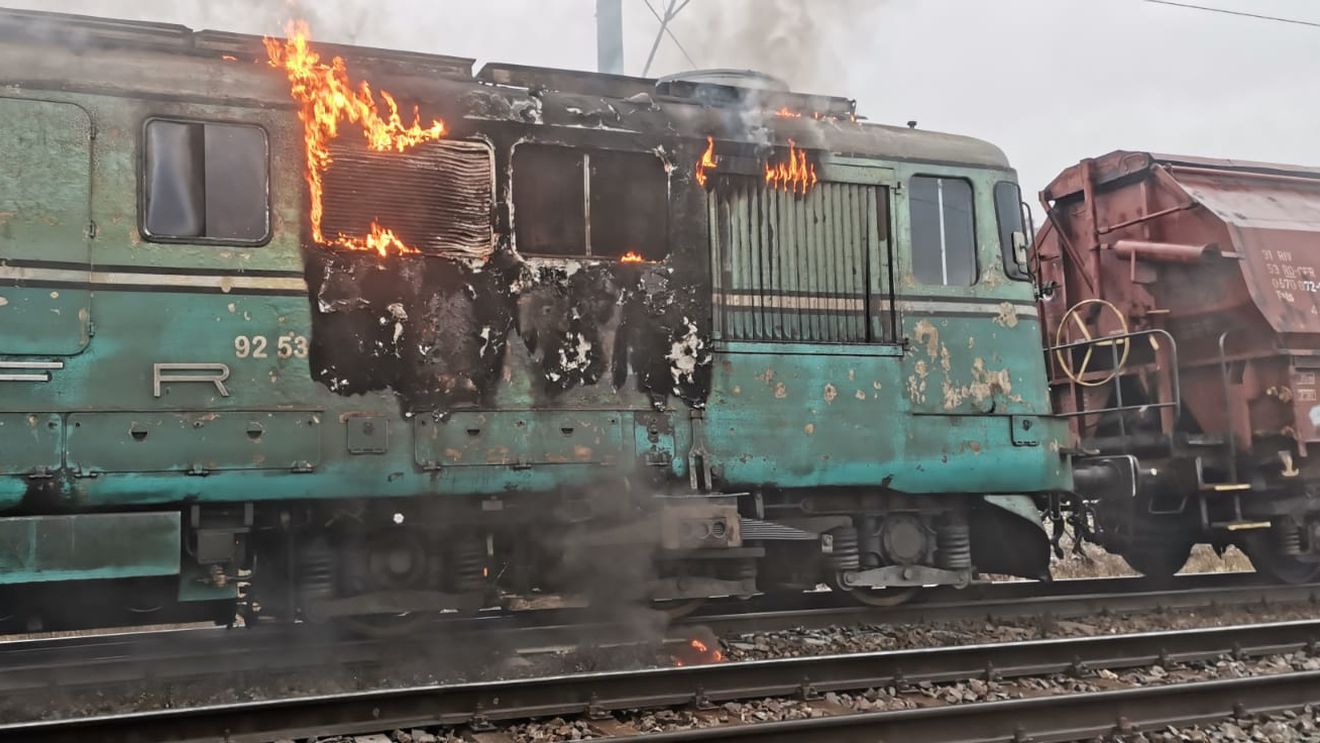 Cluj: O locomotivă din Dej a luat foc. Locomotiva tracta o garnitură de vagoane fără pasageri