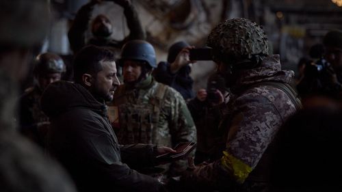 VIDEO Volodimir Zelenski, mesaj optimist de Crăciun: ”Chiar şi în întuneric total ne vom regăsi/ Oriunde am fi, vom fi împreună astăzi/ Nu vom simţi niciodată lipsă de curaj”