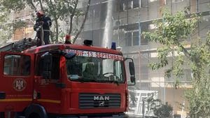 Un bărbat din Botoșani a ajuns la spital intoxicat cu fum după ce garsoniera în care locuia a fost cuprinsă de flăcări