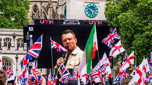 Extremistul britanic de dreapta Tommy Robinson, unul din cei care au incitat la revolte în Belfast, anunțat ca speaker la un eveniment organizat în România de Cezar Victor Năstase, membru al partidului extremist AUR
