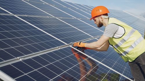 Casa Verde Fotovoltaice: Programul poate fi reluat. Societatea care a contestat în instanță respingerea din program a renunțat la proces