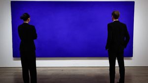 VIDEO Record în Franța: Un tablou monocrom de Yves Klein, vândut la licitaţie pentru 18,4 milioane de euro
