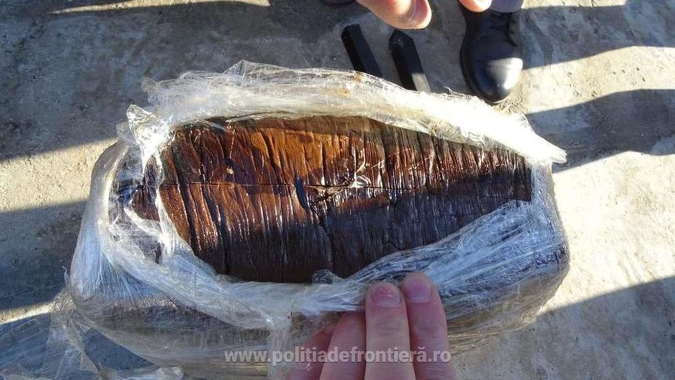 Peste 38 de kilograme de substanţă susceptibilă a fi opiu, ascunse în două grătare metalice, la punctul de frontieră Calafat