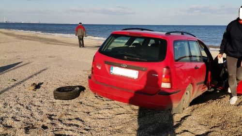 FOTO Constanța: Un bărbat, amendat cu 10.000 de lei după ce a intrat cu autoturismul pe plajă și a rămas blocat în nisip
