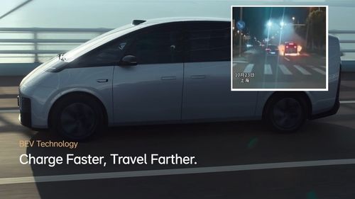 VIDEO O mașină electrică a luat foc în mers la Shanghai / Ce riscuri ascund bateriile cu încărcare rapidă