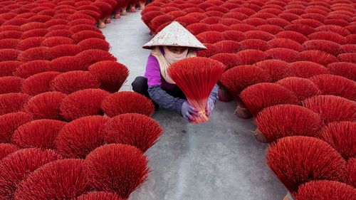 FOTO | Satul vietnamez unde mii de bețișoare parfumate colorate sunt uscate la soare, într-o tradiție veche de secole