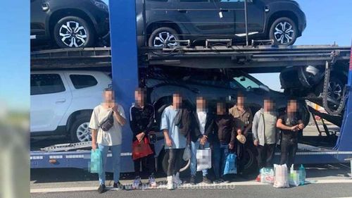 30 de migranţi au fost prinşi când voiau să treacă frontiera pe câmp sau ascunşi în camioane / Provin din Turcia, Afganistan și Bangladesh