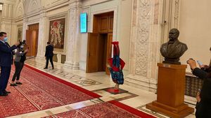 PSD a instalat un Superman căzut în cap pe holul din fața plenului Parlamentului în ziua moțiunii de cenzură