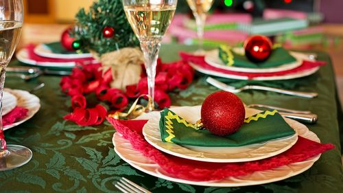 Sondaj G4Media: Masa în familie și bradul împodobit sunt considerate de cei mai mulți cititori de nelipsit de Crăciun / Fotografiile, cele mai puțin dorite de sărbători