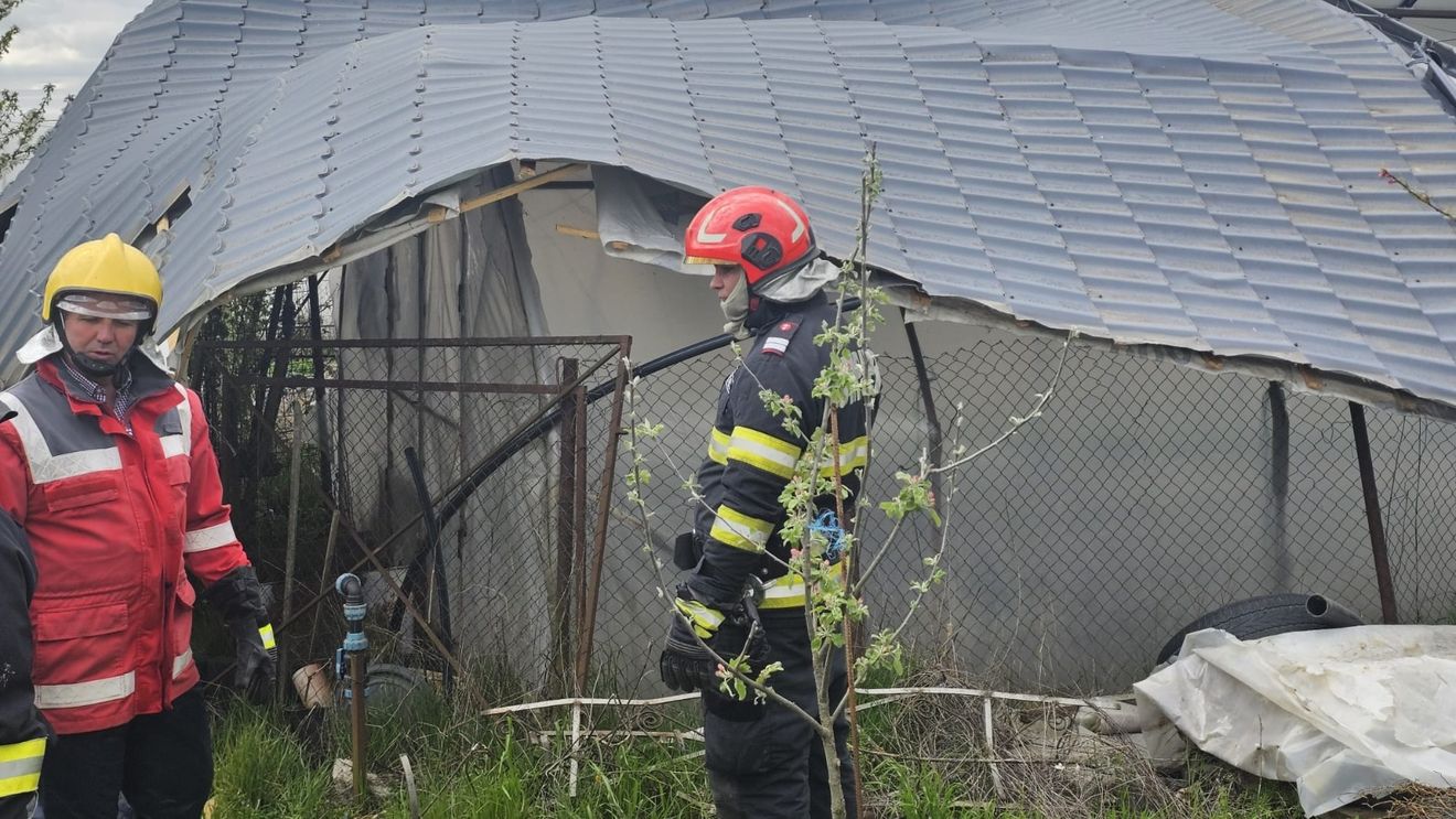 FOTO, VIDEO | Furtunile au făcut ravagii în țară: un mort, răniți și peste 35.000 de oameni fără curent