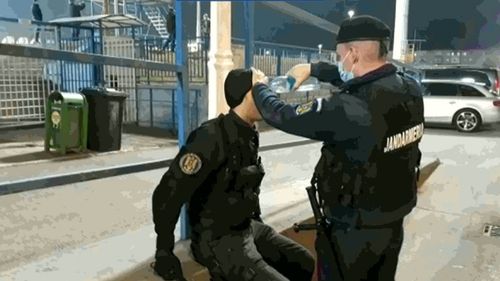 Jandarmi atacați cu torțe de fani ai echipei U Craiova 1948 în afara stadionului din Drobeta Turnu Severin după meciul cu FC Rapid