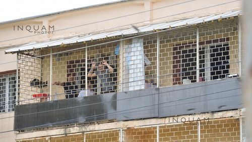 Ironic. Îndemn din partea deținuților să stăm închiși în case. „Aşa cum rezistăm și noi aici, aşa puteţi rezista şi voi”