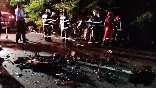 Patru persoane, între care un minor, au murit, după un accident în județul Vâlcea / Au fost implicate o maşină, un microbuz cu pasageri şi un camion