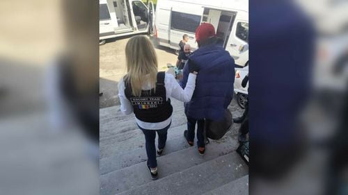 Asiatici veniți la muncă în România, urcați în avion și trimiși înapoi acasă. Vor fi interziși 5 ani în UE