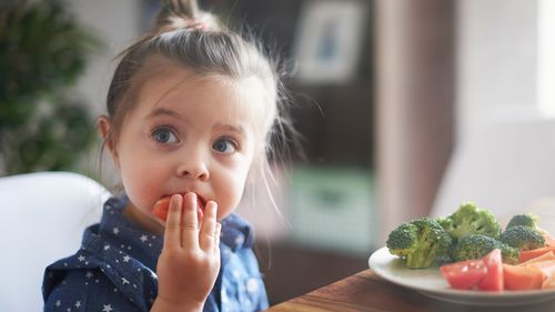 Cum convingem copiii să mănânce legume și de ce este important / Dr. Daciana Toma: „Un copil poate avea nevoie să vadă sau să guste aceeași legumă de 10-15 ori înainte să o accepte”