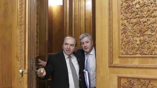 Culmea diplomației: Florin Iordache, autorul OUG 13 și omul care a măcelărit codurile penale și legile Justiției, le-a dat lecții ambasadorilor români despre ”promovarea imaginii țării noastre”