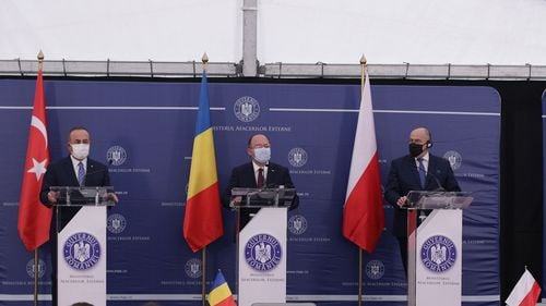 VIDEO Evenimentul diplomatic al anului în România, pe fondul tensiunilor provocate de Rusia: trilaterala pe teme de securitate România - Polonia - Turcia, la care au fost invitate Ucraina și Georgia. ”Utilizarea de tactici hibride de către actori statali afectează negativ securitatea regiunii”