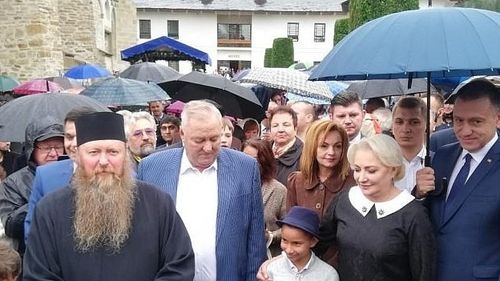 Premierul Dăncilă, la Mănăstirea Putna: Cred că dacă toţi am merge şi ne-am ruga şi am fi mai buni, cred că şi societatea ar fi mult mai unită, nu ar fi aşa de divizată
