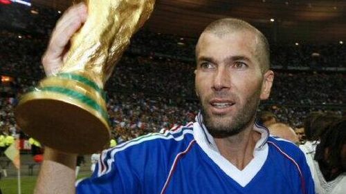 Un tricou pregătit suplimentar pentru Zidane la finala Cupei Mondiale din 1998 a fost vândut la licitație cu 52.000 de euro