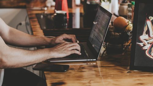 Te gândeşti să cumperi un Macbook Refurbished în 2023? 5 Motive pentru a achiziţiona un laptop refurbished (P)