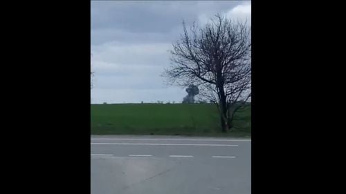 Înregistrări video arată o coloană de fum în apropierea unei baze aeriene rusești din Crimeea