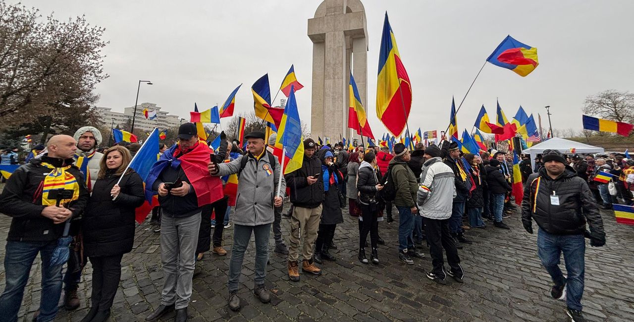 Călin Georgescu, la Alba Iulia: Un bărbat i-a strigat „Marș la Moscova!” / „De ce ne certați? Alooo, nu ne certați! Vorbiți frumos!”